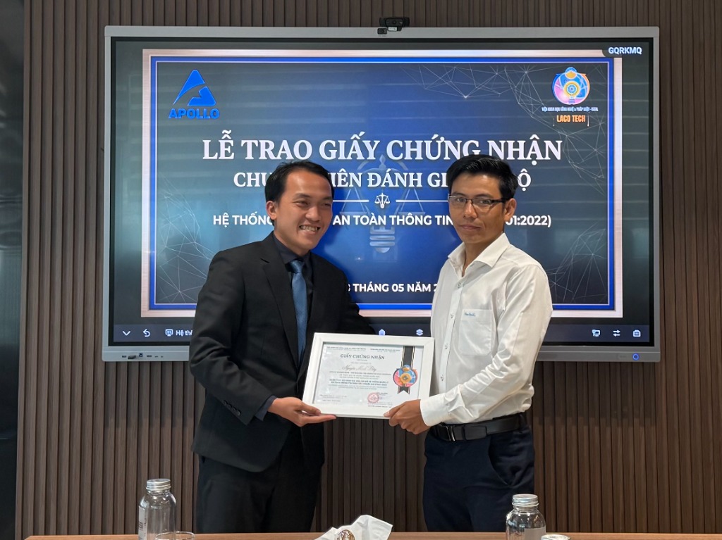 Trao chứng nhận chuyên viên đánh giá nội bộ